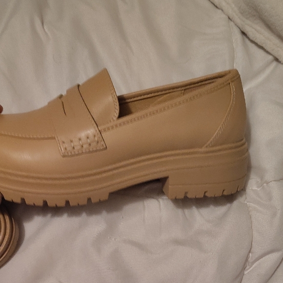 Elegant Women's Tan Slip-On Loafers - Picture 4 of 6